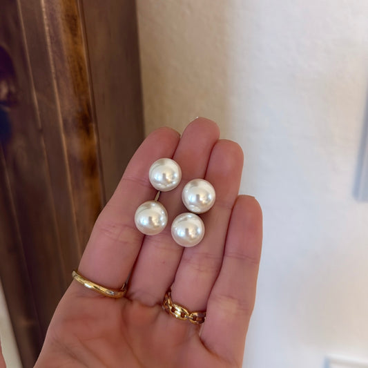 Basic pearl earrings